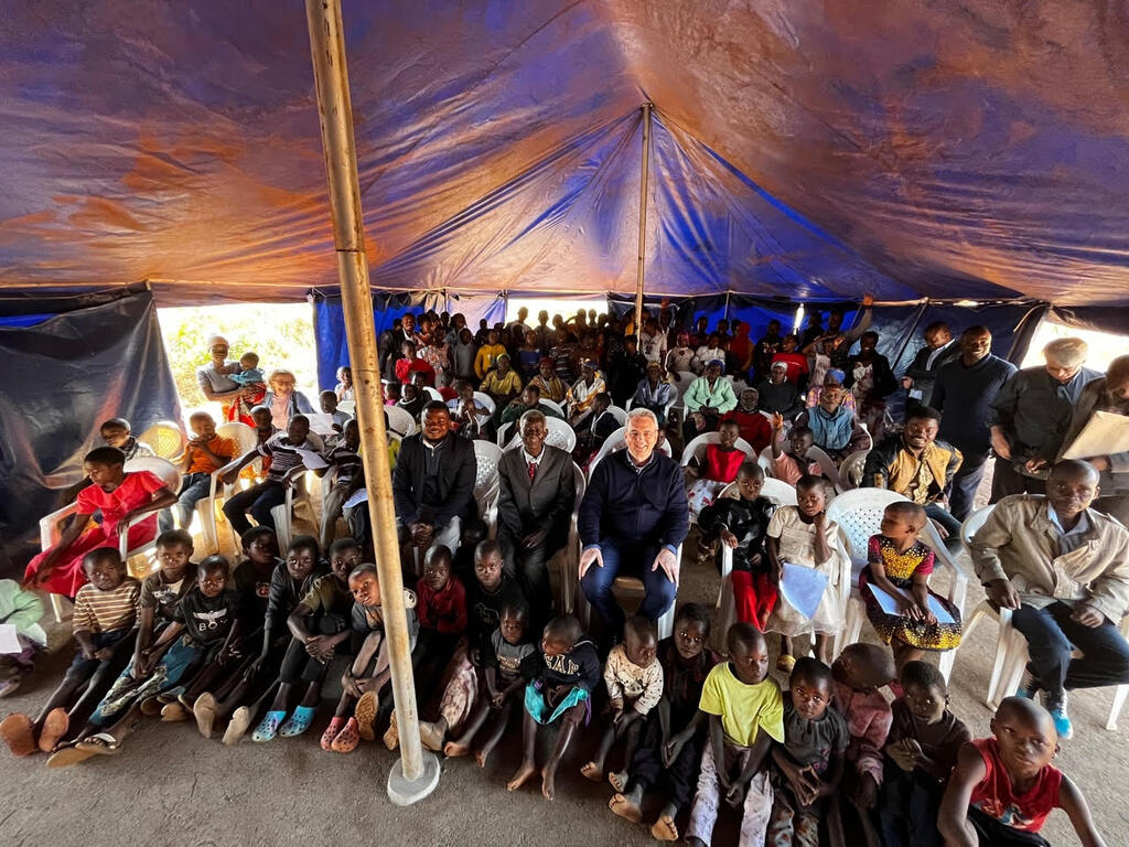 在马拉维的独立日，马可-因帕利亚佐访问了利隆圭团体和恩扎莱卡难民营